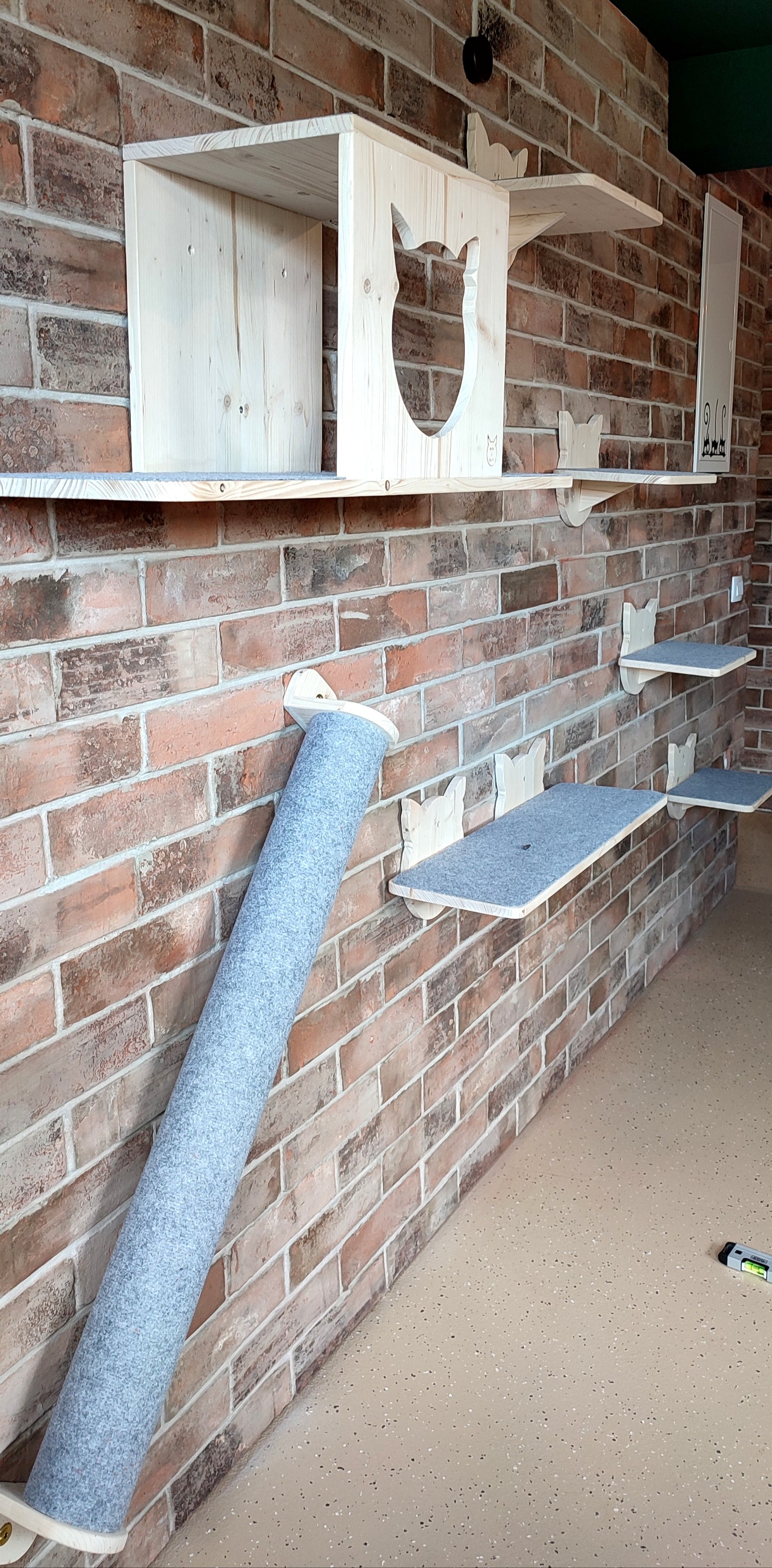 Wall scratching post