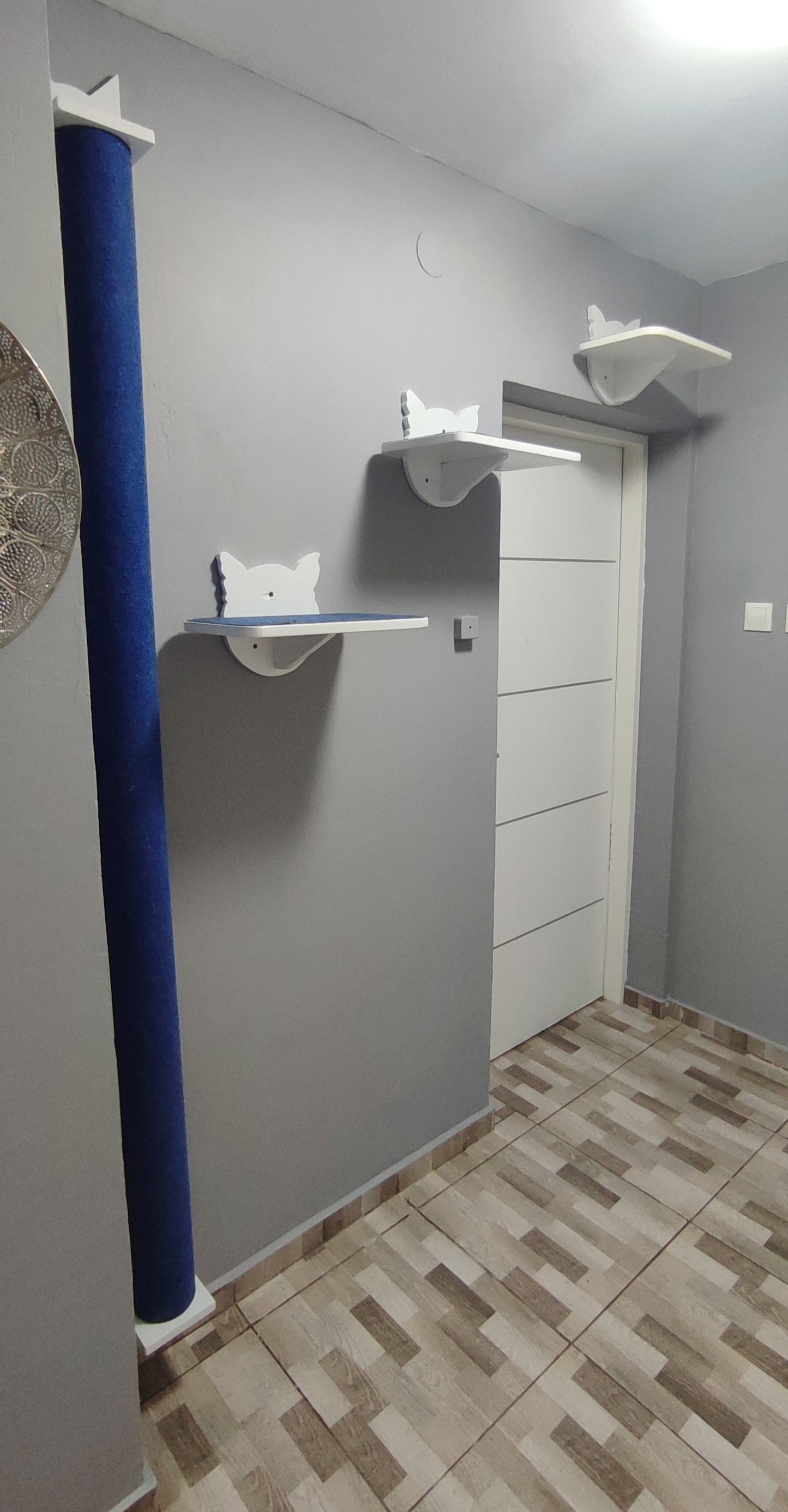 Wall scratching post