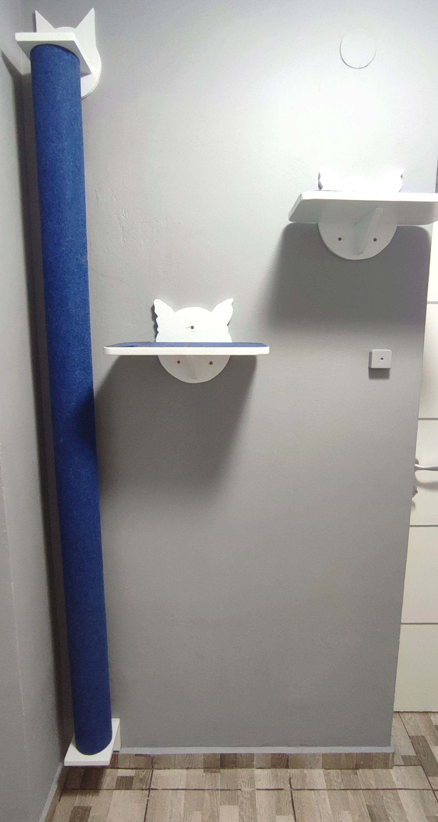 Wall scratching post